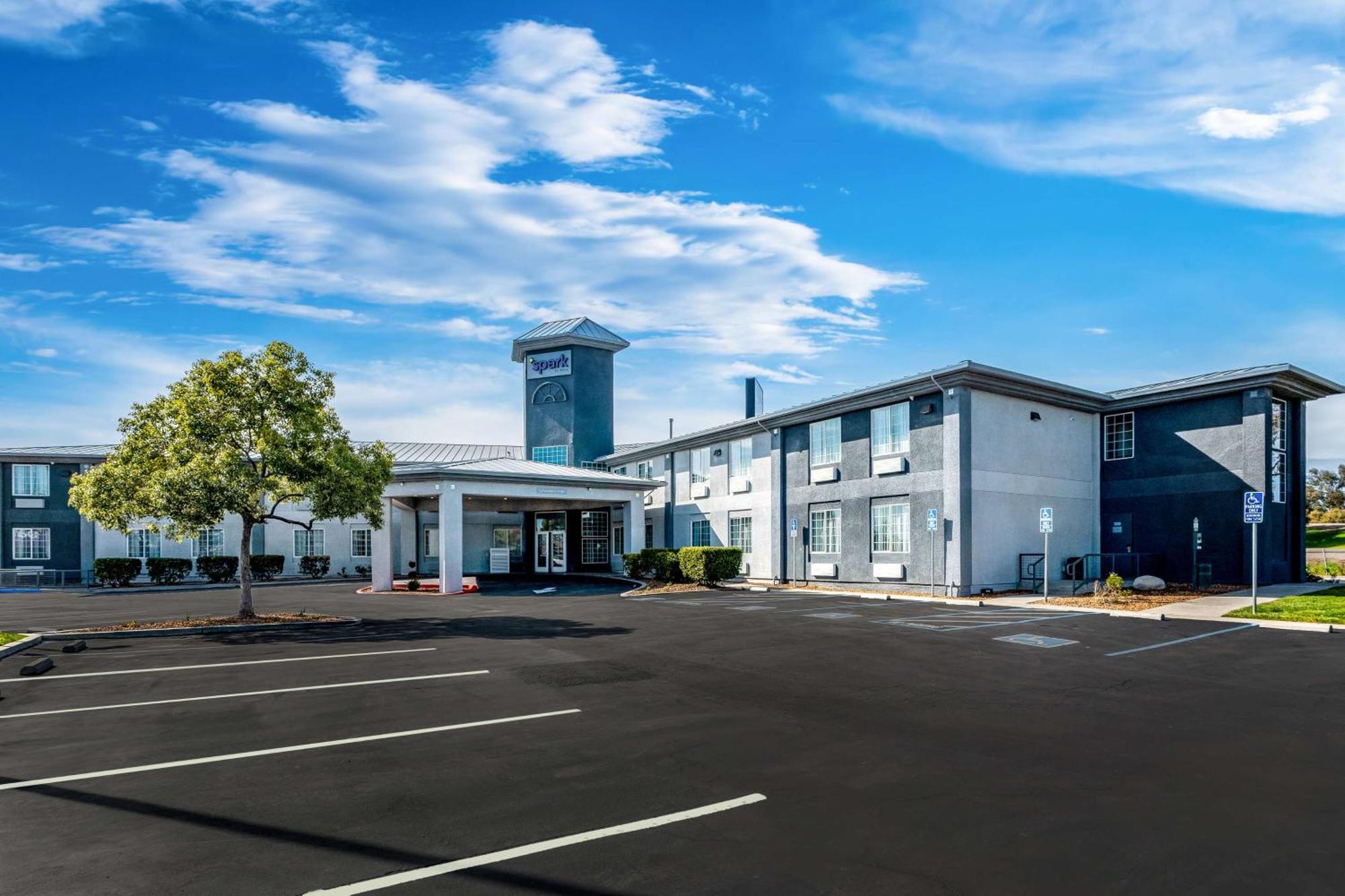 Spark By Hilton Williams Newly Opened 2025 Exterior foto